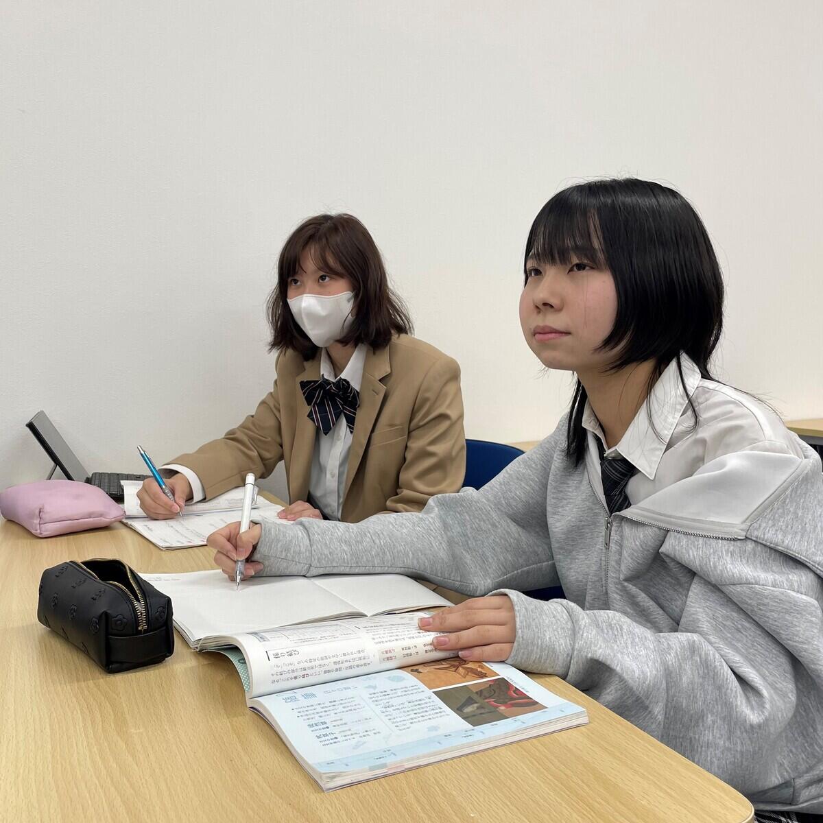 友人と一緒に勉強している風景