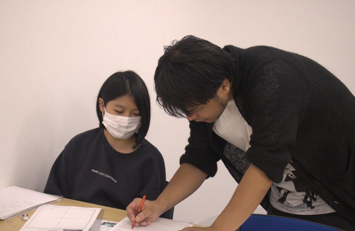 全国巡回
指導キャラバンで日本マンガ塾の講師からアドバイスを受ける生徒