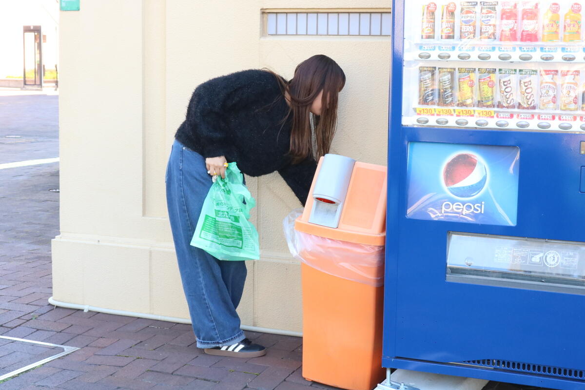 小さなゴミひとつにも気づき、丁寧に拾う姿