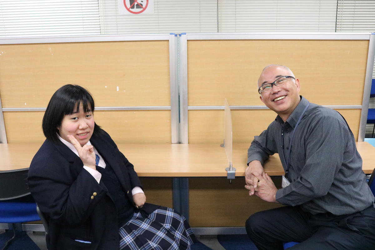 1年次生の平野さんに入学してから今日までの学校生活などについて話を聞きました