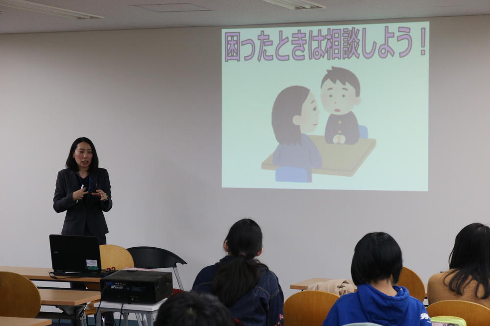 福岡県警察本部と小倉北警察署から特別講師をお招きして「暴排特別授業」を行いました。