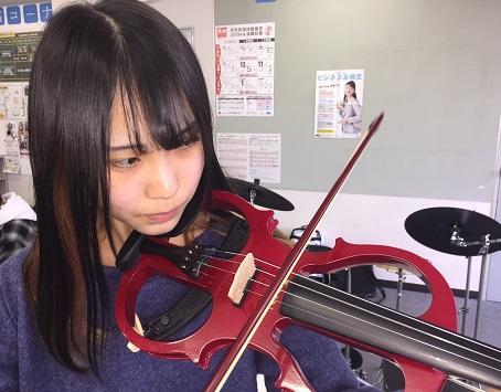 バイオリンを弾く生徒