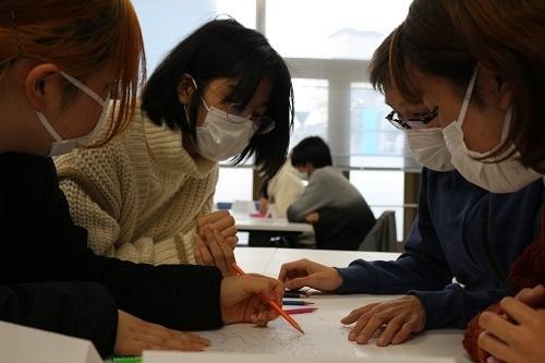 仲間と積極的に意見交換する生徒