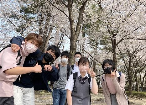 満開の桜と笑顔の生徒