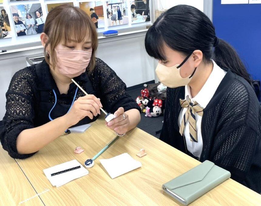 ネイルチップに取り組む生徒