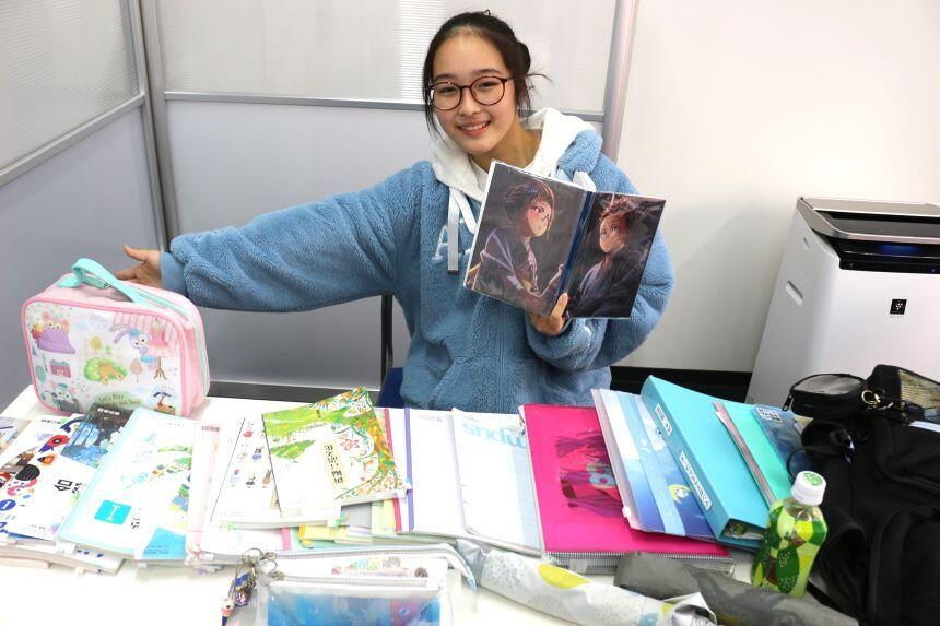 30キロの荷物を背負う高校生