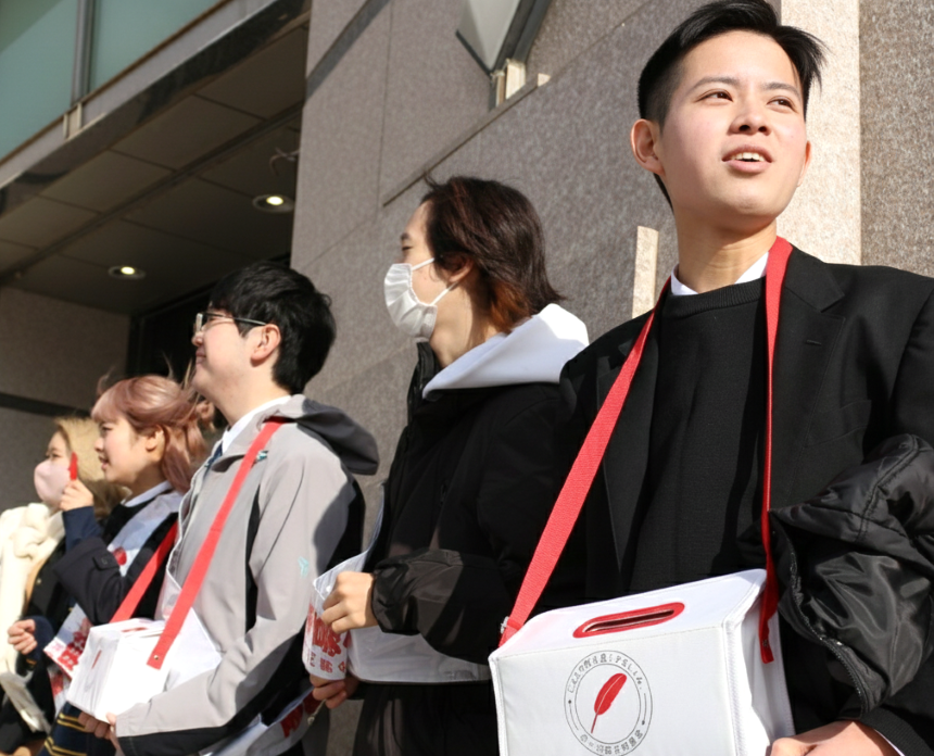 赤い羽根共同募金の募金活動