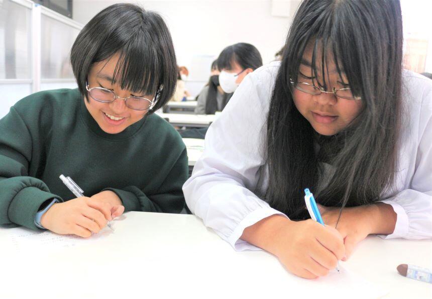 2名の生徒が一緒に学習に取り組むようす～自由な環境で、自分のペースで学びながら、全国の仲間と繋がる～