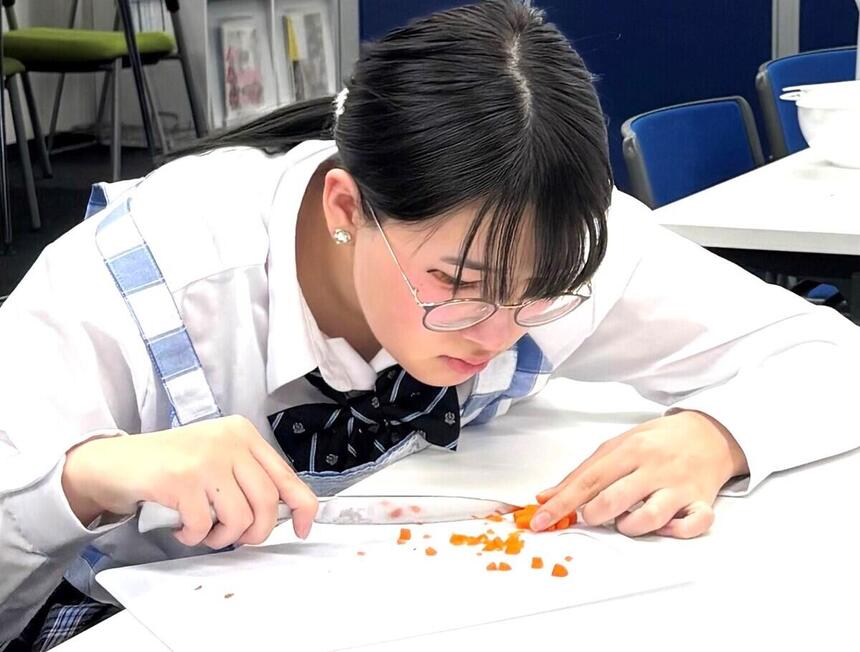 お雑煮作りに生徒たちが挑戦