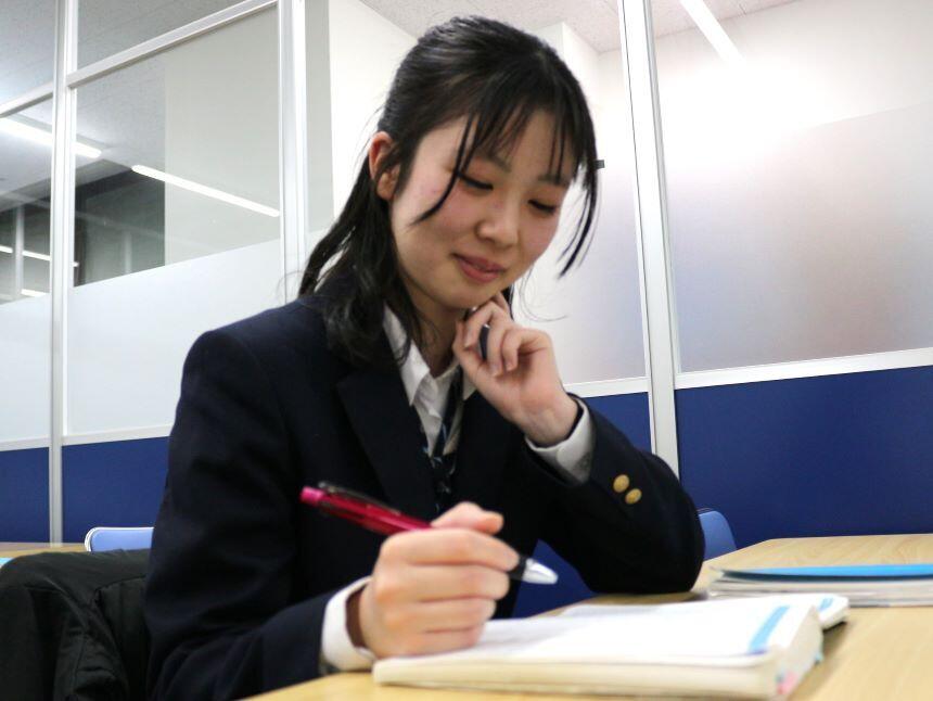 みらいノートに記入する笑顔のMさん