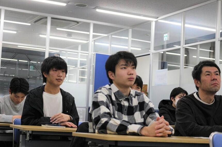 進路説明会　生徒も保護者も熱心に参加しています