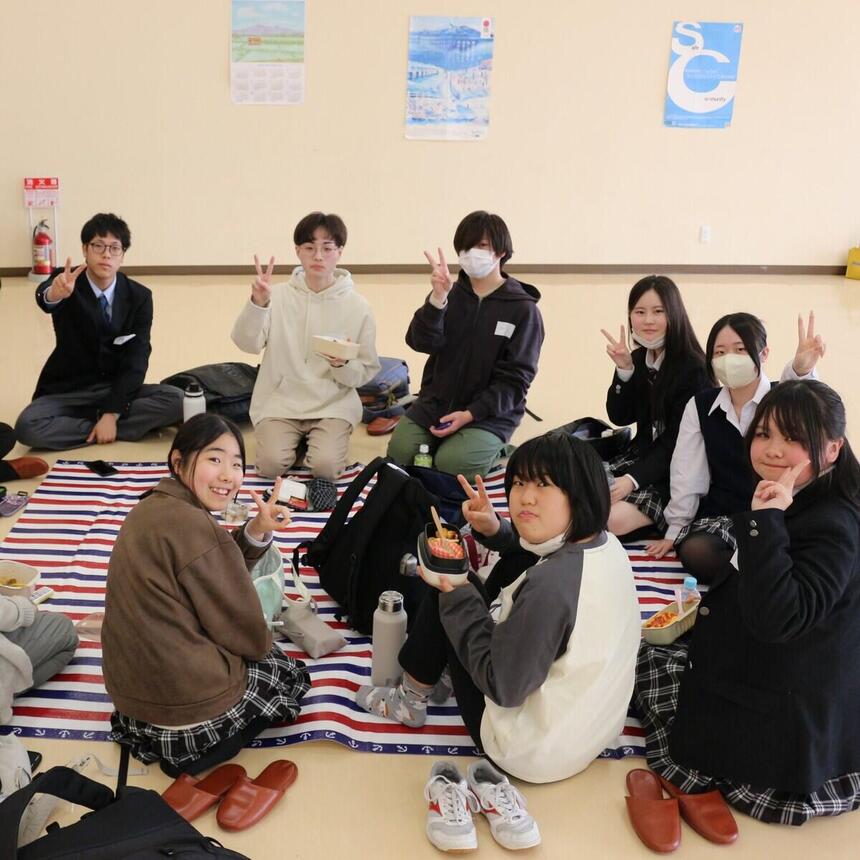 生徒数名で新入生歓迎会前に一緒に昼食をしている様子です。