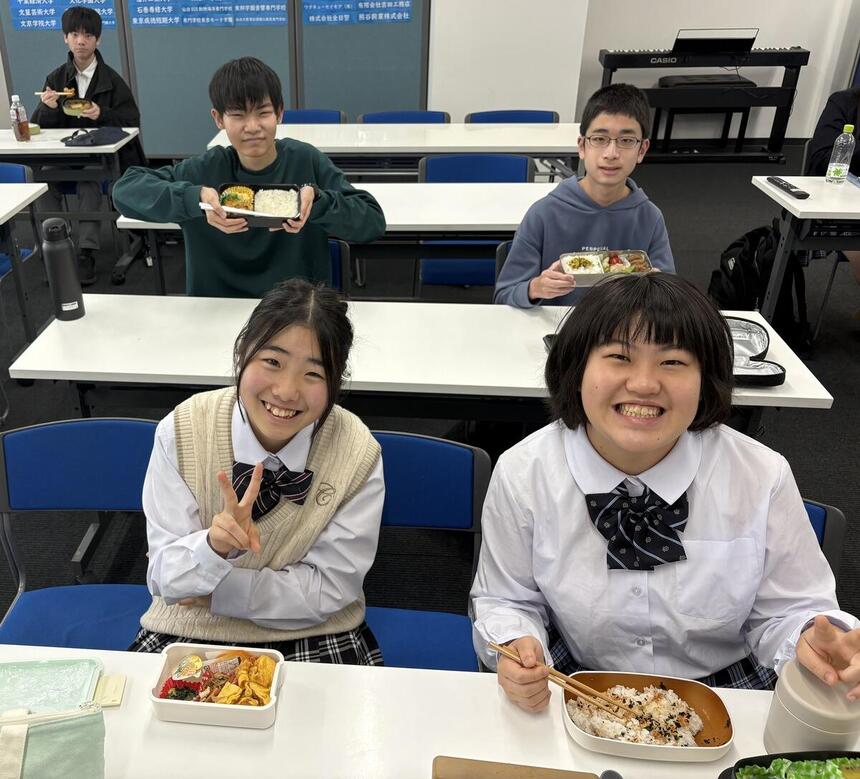 手作りお弁当を前にみんな笑顔☆