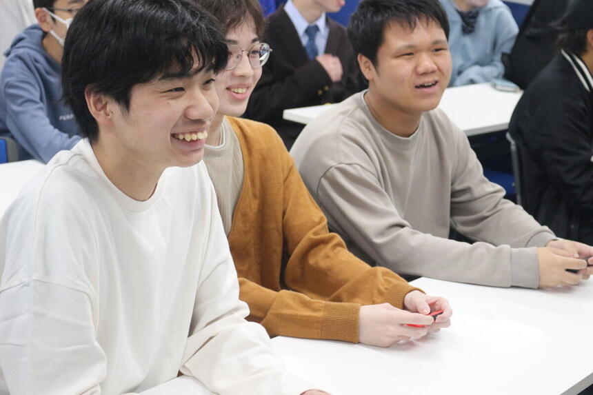 みらいの架け橋レッスンで3人の生徒がにこやかにゲームをしている様子
