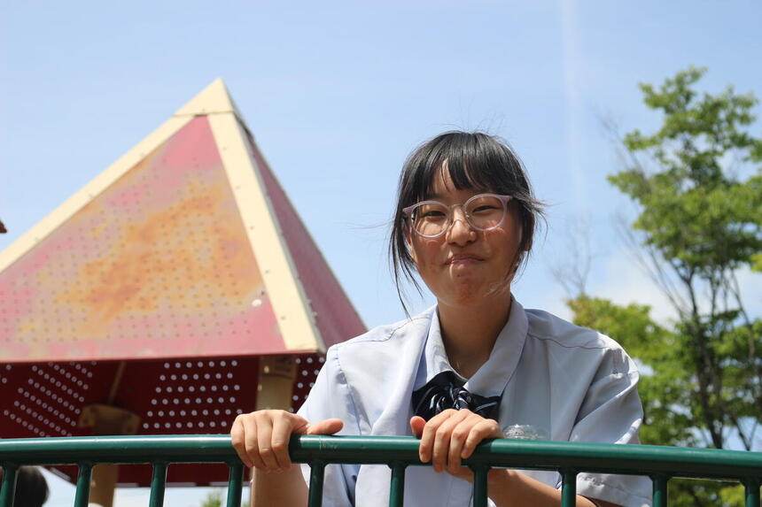 生徒が公園で高校生活を楽しんでいる様子。