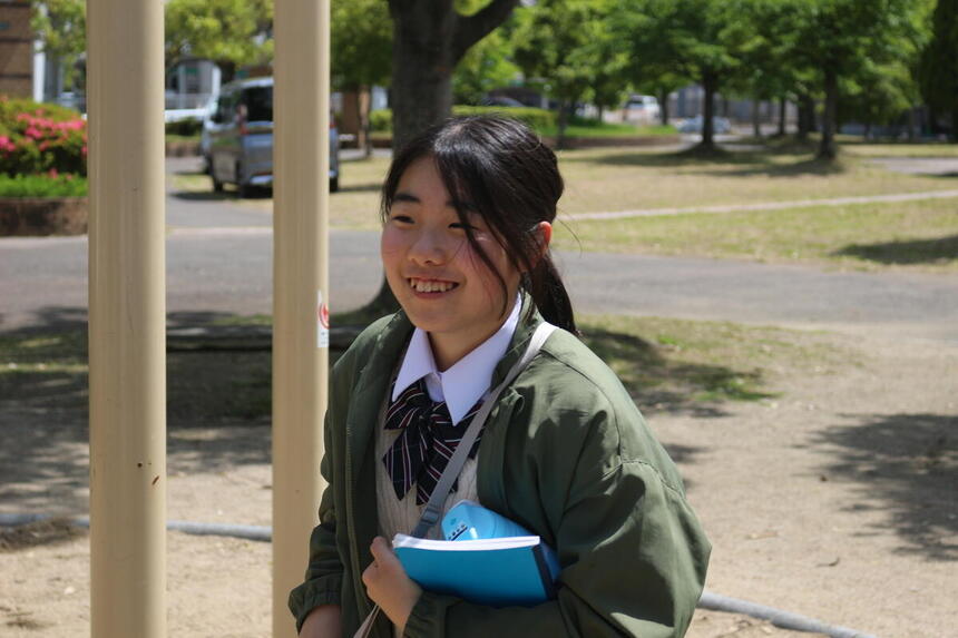 生徒がみらいの架け橋レッスンに参加し探究学習している様子