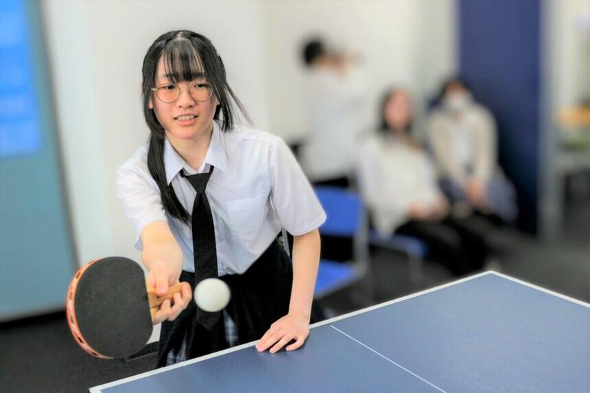 真剣勝負、卓球で汗を流す生徒の1枚