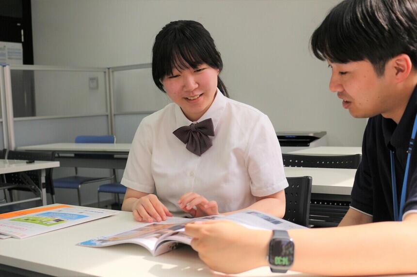 教室で生徒がマイコーチと進路の相談をしている様子