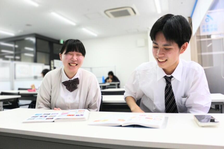 生徒2人が休み時間中に、みらいノート®を挟んで作成したページで語り合っています。