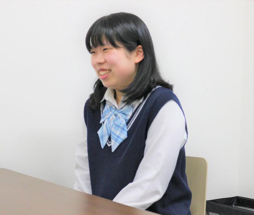 生徒がインタビューを笑顔で受けている写真