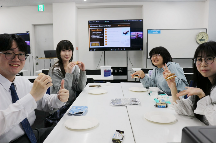 スモアが完成、早く食べたくて生徒がウズウズしています