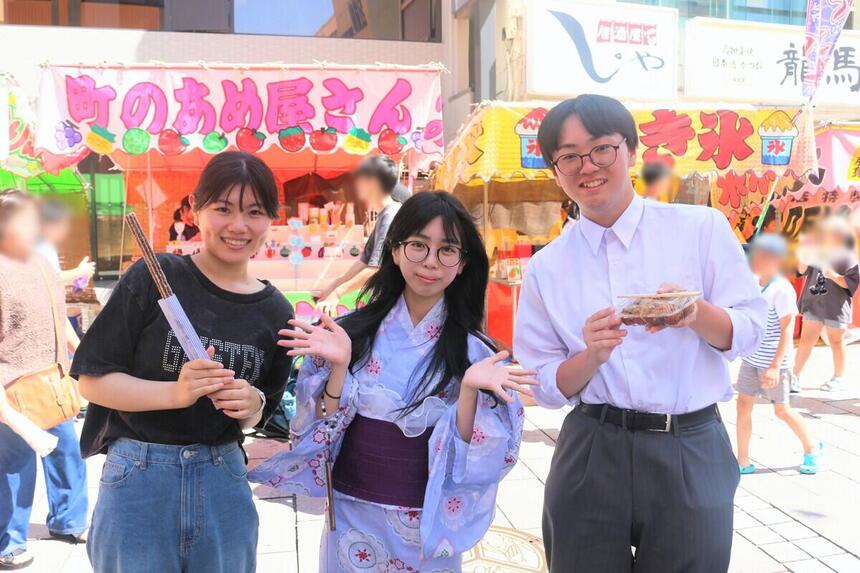 おおぞらアンバサダーの二人と友人で、インタビュー日が地元のお祭りだったためそこで撮影した写真。