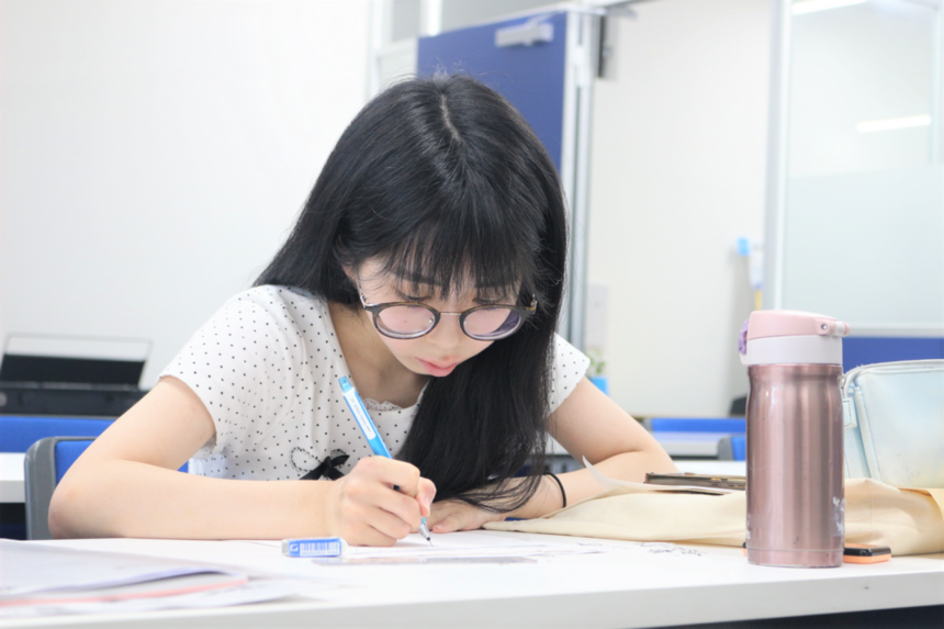 夏休みの進路登校日に3年次生が推薦書類を記入している様子
