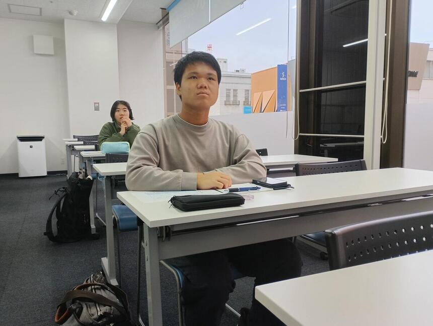 教室で金融経済セミナーを受講している生徒の様子です。