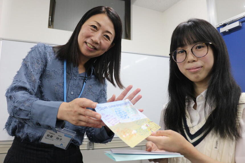 モンゴル留学に出発する前に、メッセージカードをマイコーチ®から受け取っている様子