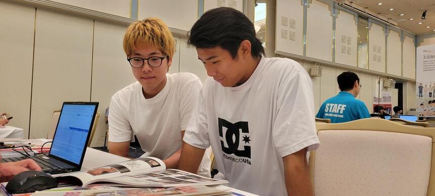 2人の生徒が進路イベントで、話を聞いている様子