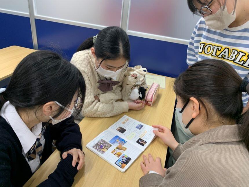 友人同士で一緒にみらいノートを見ている生徒