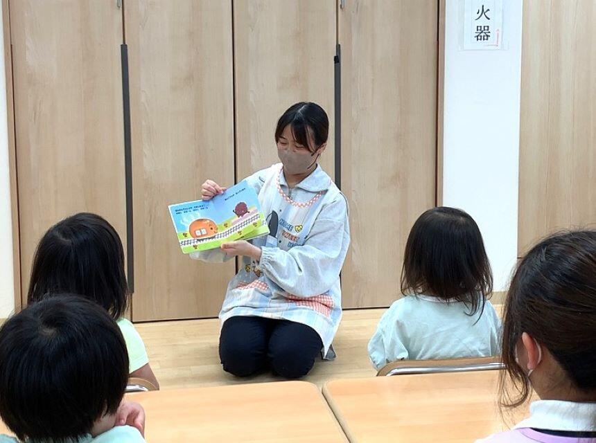 絵本の読み聞かせをしている生徒