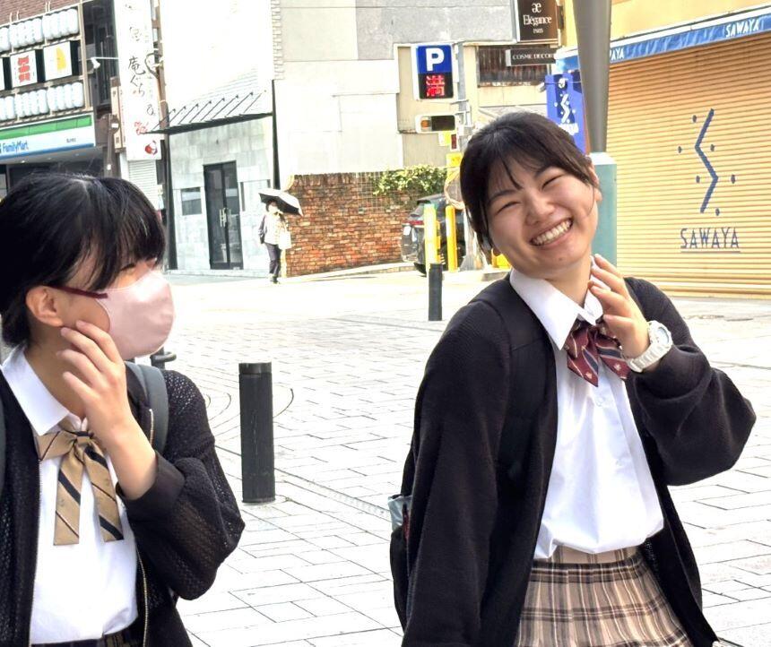 友だちと話しながら楽しそうに登校している様子