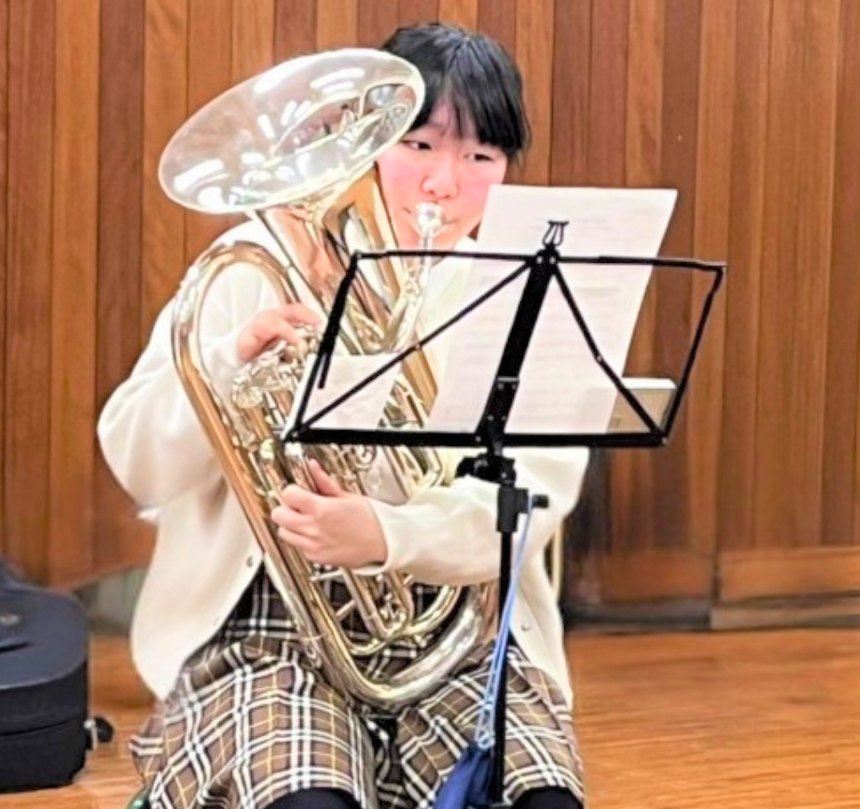 ユーフォニアムの練習をしている生徒