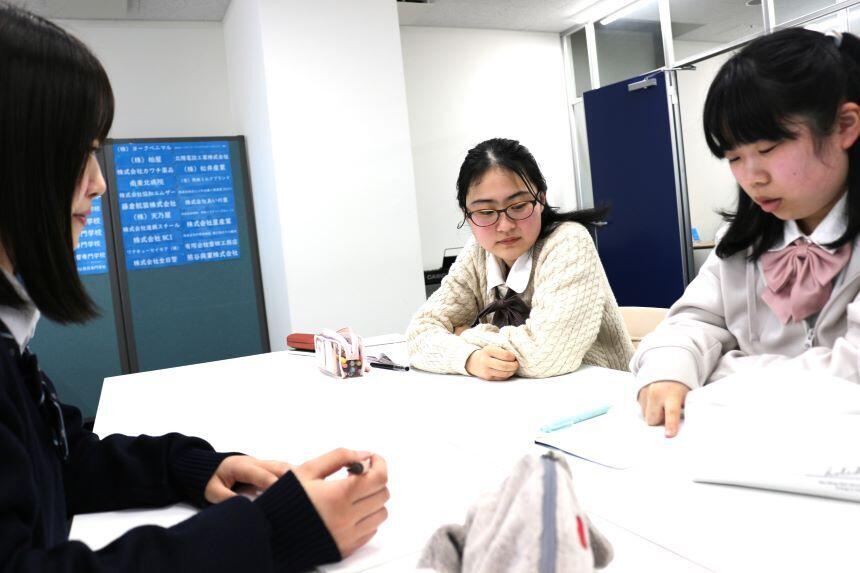 思考を凝らして話し合っている生徒