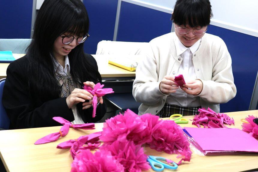 心を込めて準備する生徒