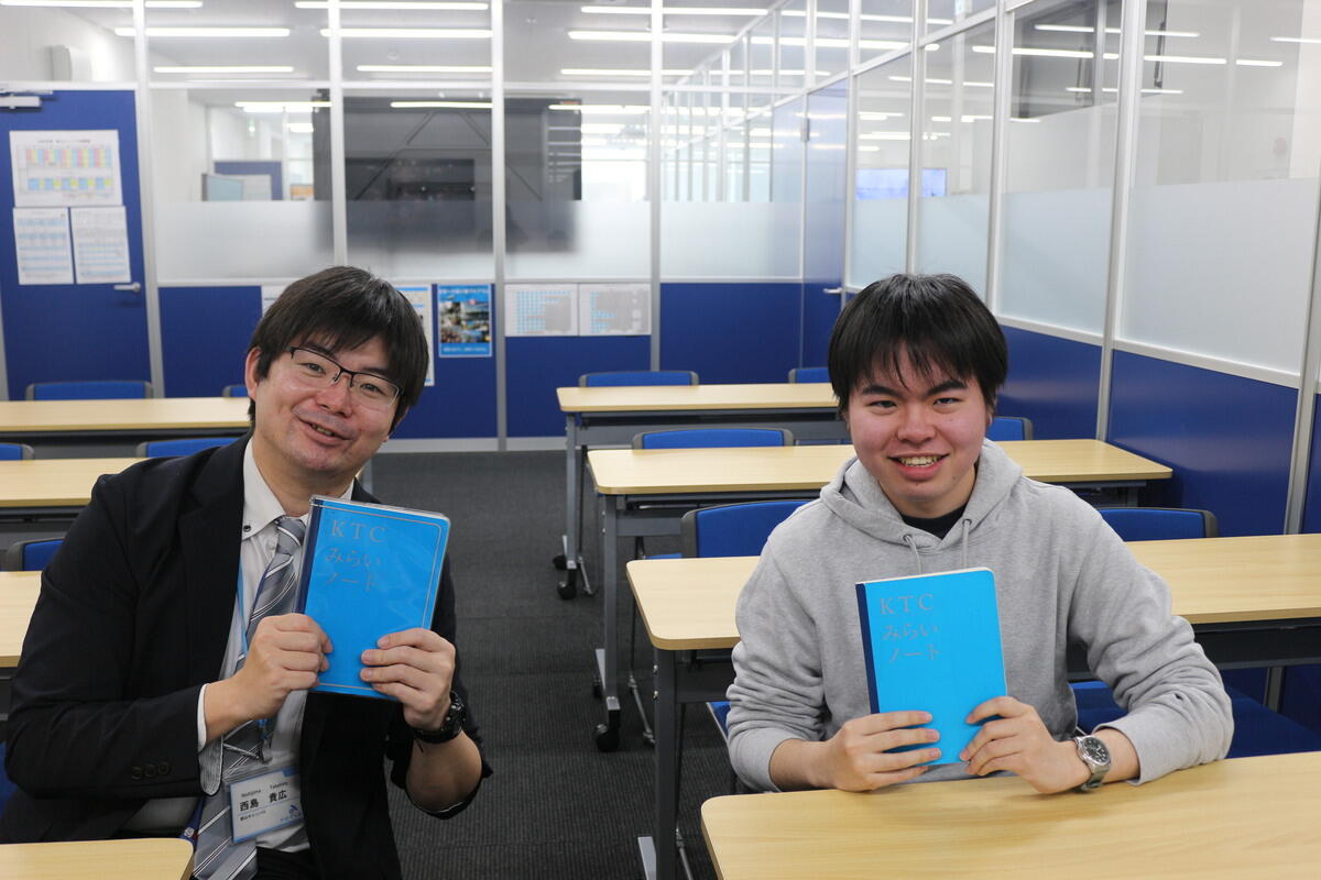 昨年度の卒業生がキャンパスに近況報告をしに来てくれました