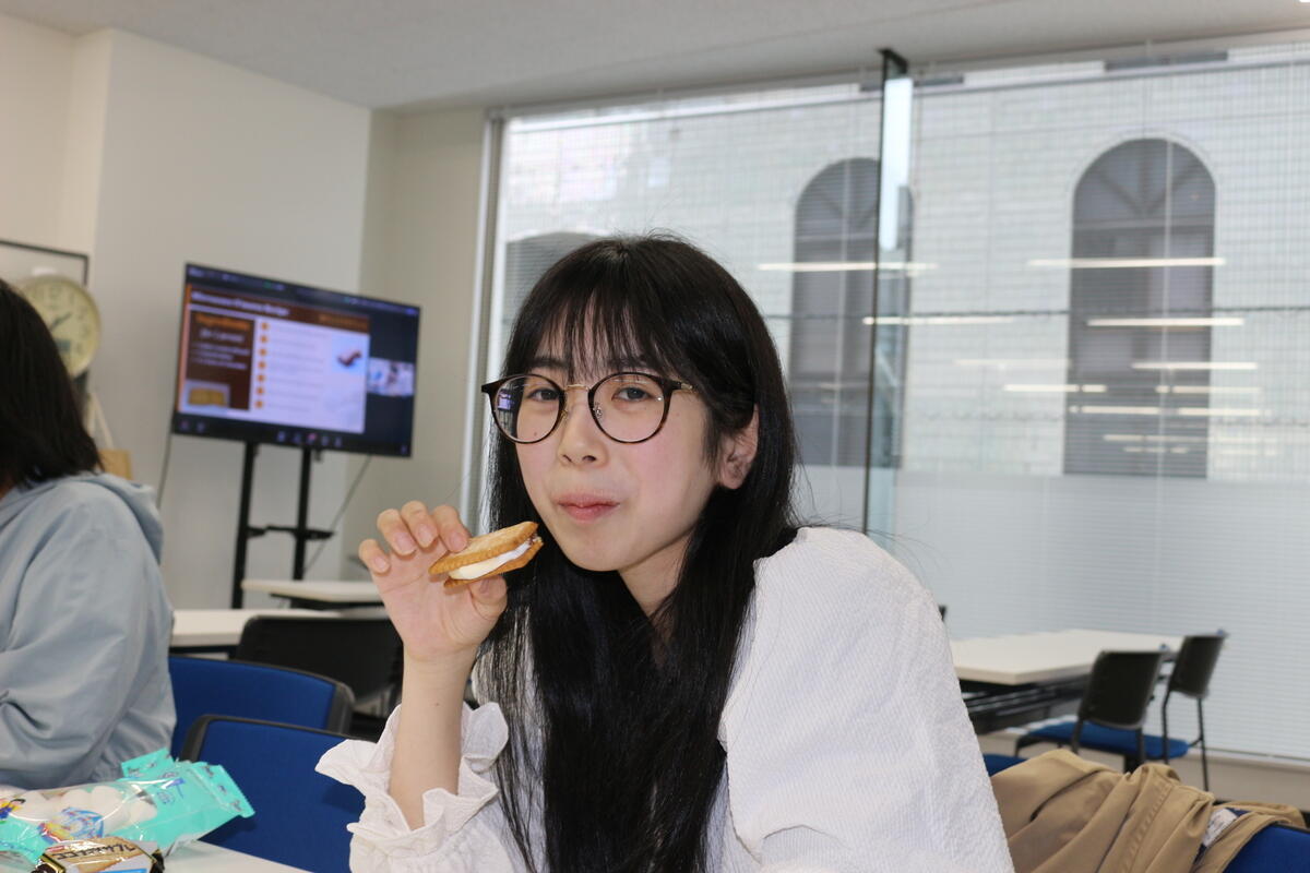 スモアを食べている生徒
