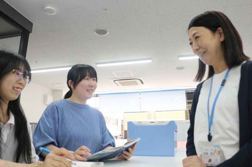 笑顔で作成する生徒