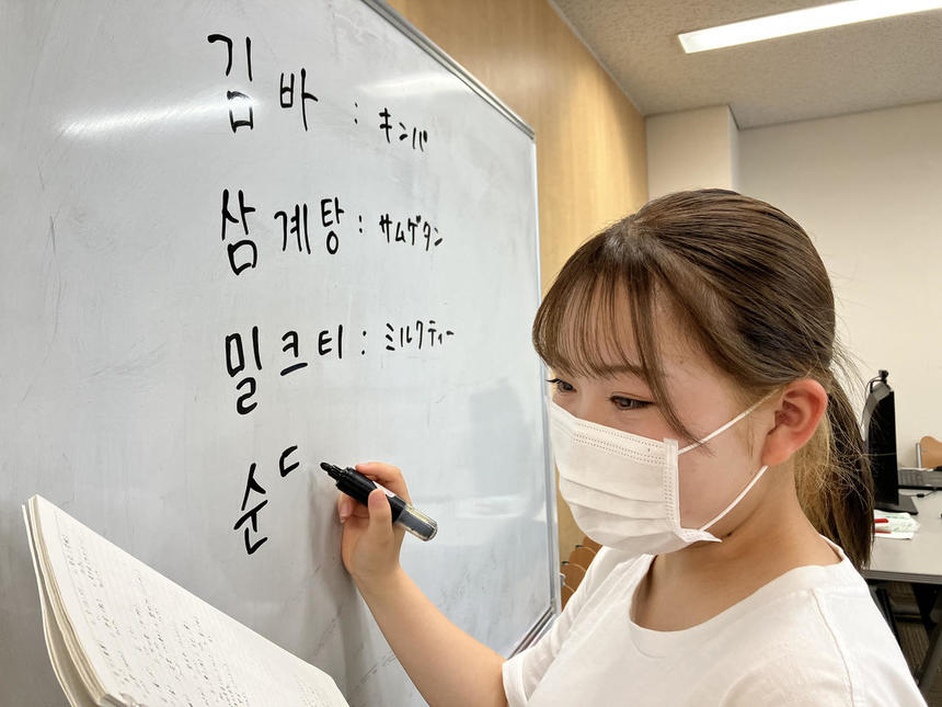 韓国語を勉強する生徒
