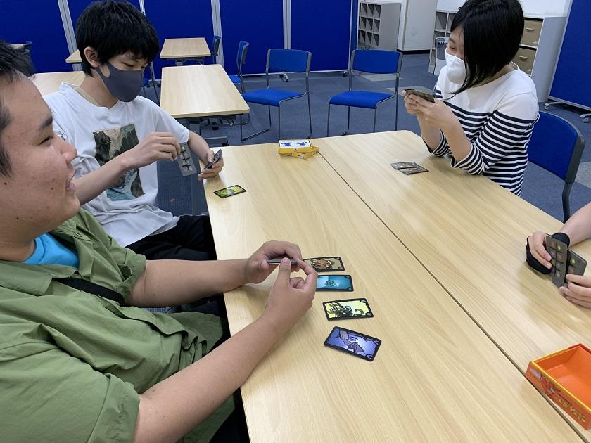 カードゲームをする生徒