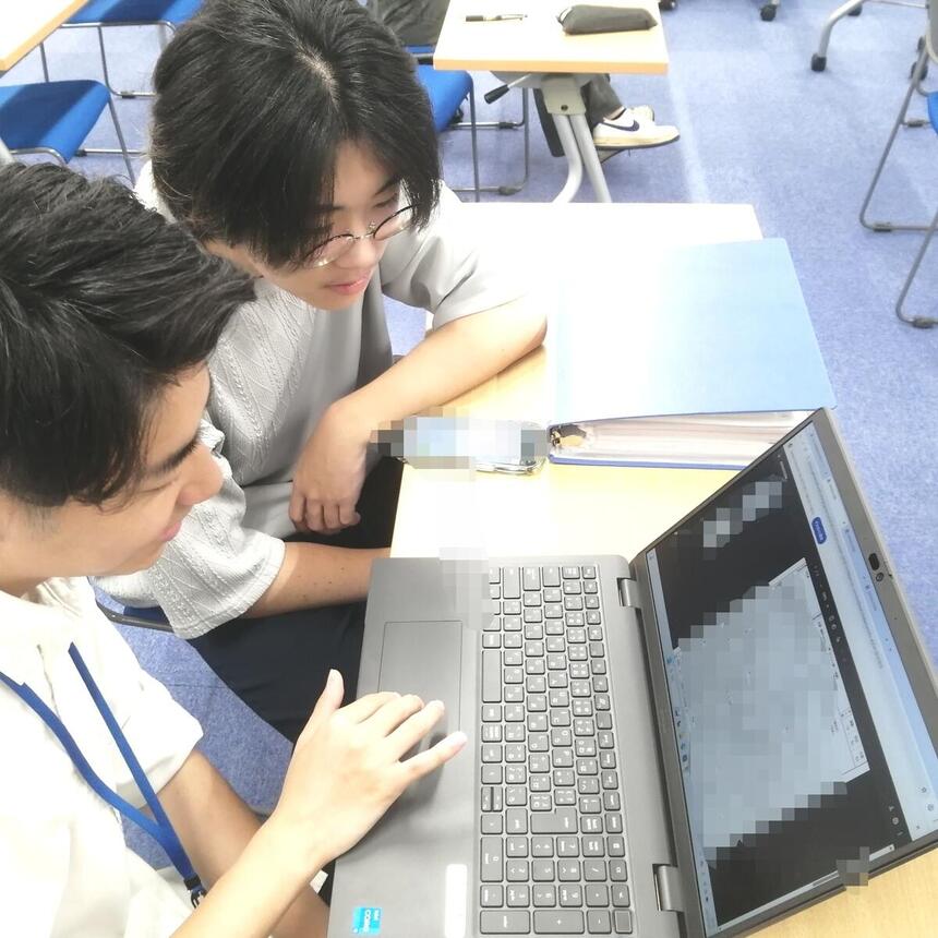 求人票を見ている生徒