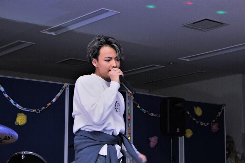 一生懸命心を込めて歌います。