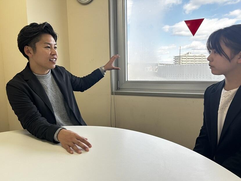 ELJインターンシップにて話を聞いている生徒