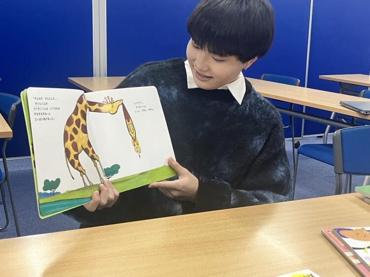 絵本の読み聞かせを練習する生徒