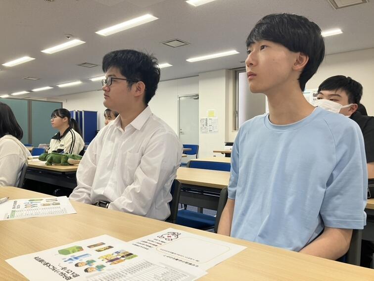 熊本キャンパスのみらいの架け橋レッスンで献血の講話を献血ルームの方にしてもらいました。