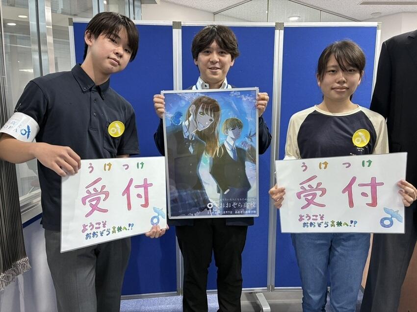 受付担当の生徒とコーチの笑顔の写真