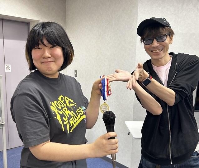 熊本キャンパスでのみらいの架け橋レッスン、9月に行ったイントロクイズ優勝生徒と山本講師が笑いあっている様子
