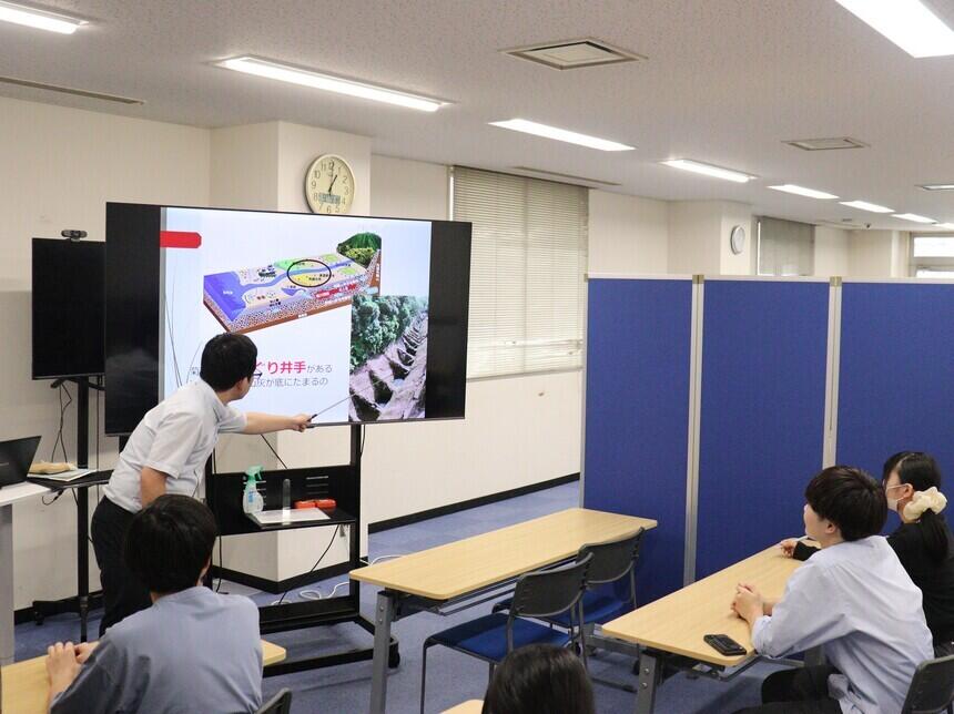 水検定受験に向けて、コーチが準備した授業を真剣に受けている様子