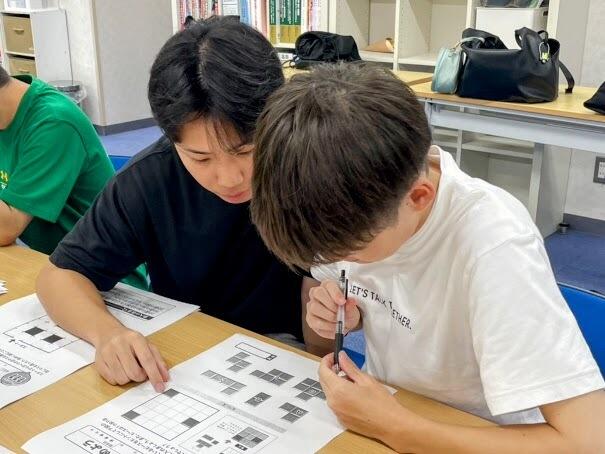 友だちと一緒に教室で数独をする生徒の姿